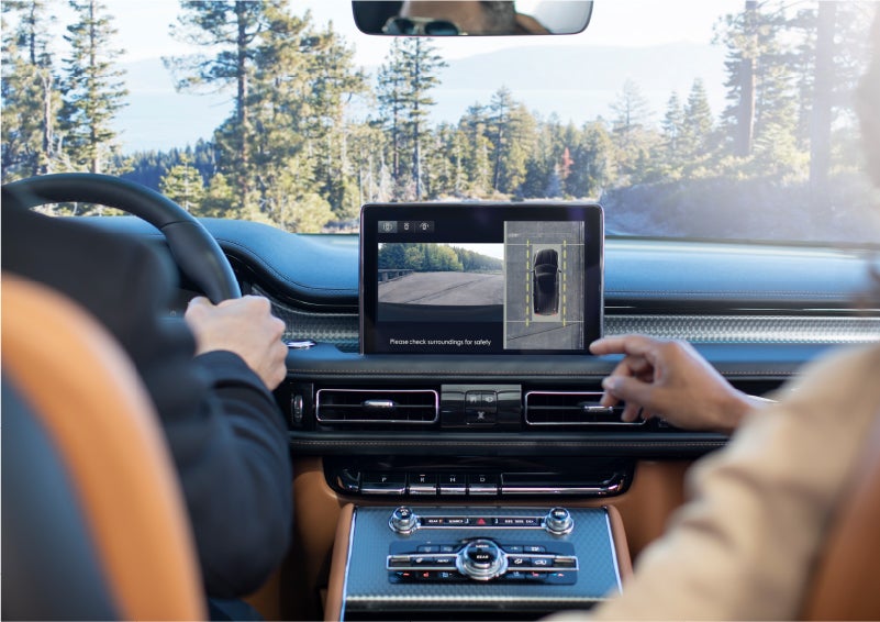 The 360-Degree Camera shows a bird’s eye view of a Lincoln Aviator® SUV from above | Lincoln North Miami in North Miami FL