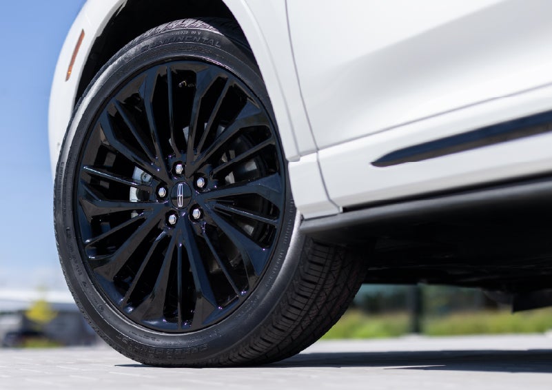 A stylish 20-inch black aluminum wheel of the available Jet Appearance Package is shown. | Lincoln North Miami in North Miami FL