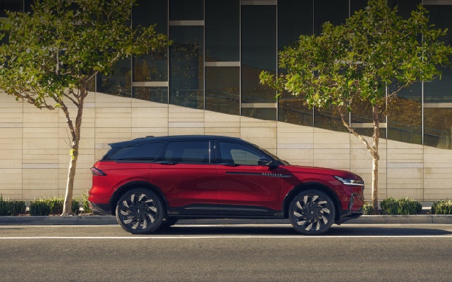A 2026 Lincoln Nautilus® SUV with an available Hybrid Powertrain is parked in an urban setting. | Lincoln North Miami in North Miami FL