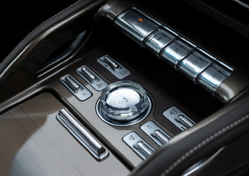 A crystal-inspired volume knob is shown in the center floor console of a 2026 Lincoln Nautilus® SUV. | Lincoln North Miami in North Miami FL